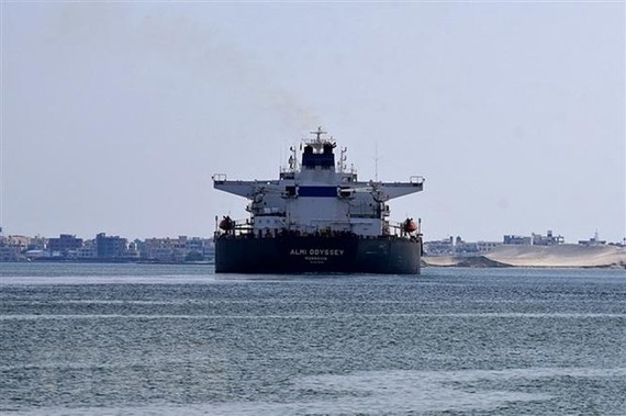 Tàu hàng di chuyển qua kênh đào Suez, Ai Cập ngày 30-3-2021. Ảnh: AFP/TTXVN