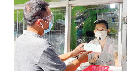 Anh Phú Trần (quận 3, TPHCM) mua dụng cụ test nhanh virus SARS-CoV-2 để sử dụng  tại nhà chiều 6-8. Ảnh: HOÀNG HÙNG