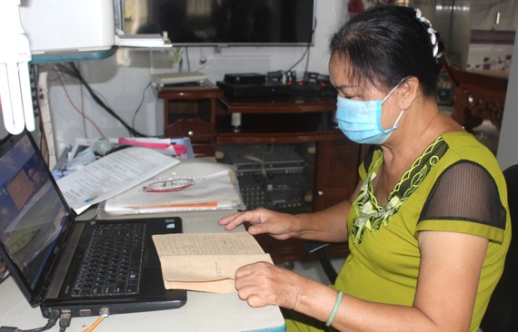 Bà Thuận đang xem lại nhật ký thời gian chiến đấu cùng Đội nữ pháo cối Xuân Lộc