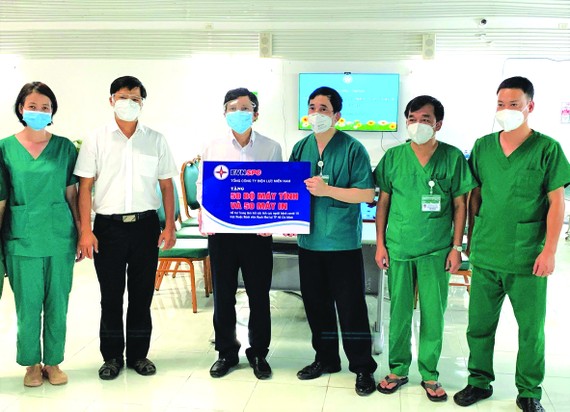Ông Lê Xuân Thái - Chủ tịch CĐ EVNSPC trao tặng Bệnh viện Bạch Mai tại TPHCM (Bệnh viện Dã chiến số 16) 50 máy tính và 50 máy in