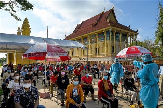 Người dân chờ tiêm vaccine ngừa COVID-19 tại Phnom Penh (Campuchia). Ảnh: AFP/TTXVN