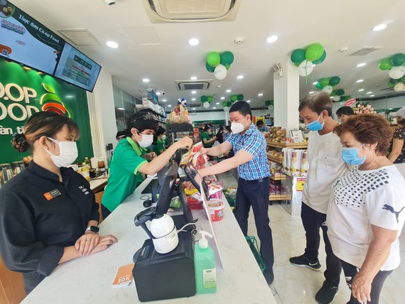 Khách mua hàng  tại Co.op Food Nguyễn Thái Học Premium