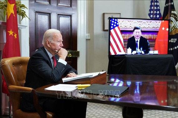 Tổng thống Mỹ Joe Biden (trái) điện đàm với Chủ tịch Trung Quốc Tập Cận Bình, ngày 15-11-2021. Ảnh tư liệu: AFP/TTXVN