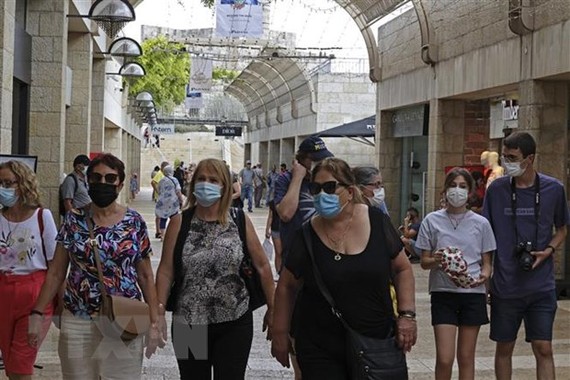Người dân Israel đeo khẩu trang phòng dịch COVID-19 tại Jerusalem. Ảnh: AFP/TTXVN