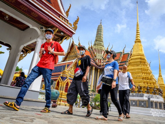 Khách tham quan Cung điện Hoàng gia Thái Lan ở Bangkok. Ảnh: AFP/TTXVN