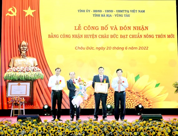 Phó Thủ tướng Thường trực Phạm Bình Minh trao bằng  công nhận huyện Châu Đức đạt chuẩn nông thôn mới Ảnh: TTXVN