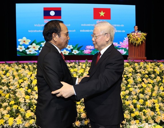 Tổng Bí thư  Nguyễn Phú Trọng  và đồng chí Bounthong Chitmany tại lễ kỷ niệm