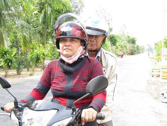 Chị Huỳnh Thị Th&uacute;y Linh chuẩn bị cho một cuốc xe &ocirc;m