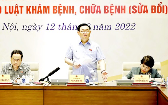 Chủ tịch Quốc hội Vương Đình Huệ phát biểu tại  tọa đàm tham vấn  ý kiến chuyên gia về dự thảo Luật Khám bệnh, chữa bệnh (sửa đổi) Ảnh: TTXVN