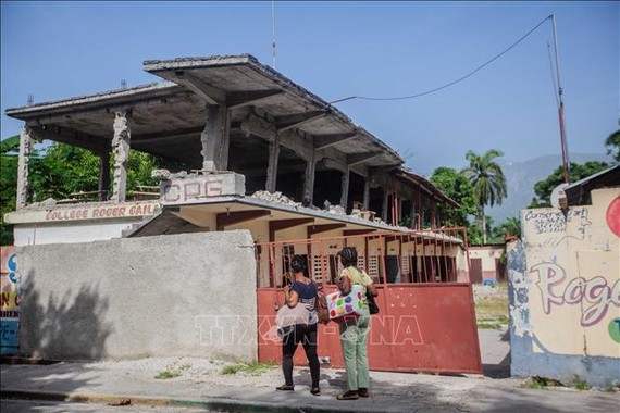 Một trường học bị hư hại sau động đất tại Camp-Perrin, Haiti. Ảnh: AFP/TTXVN 