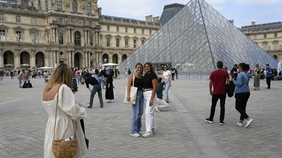 Du khách chụp hình tại bảo tàng Louvre