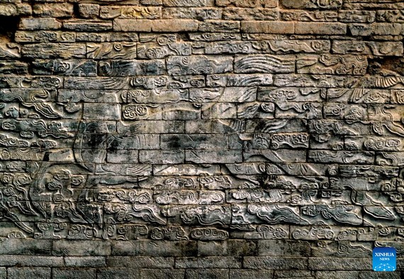 Một phần của bức tranh tường  bằng đá được tìm thấy