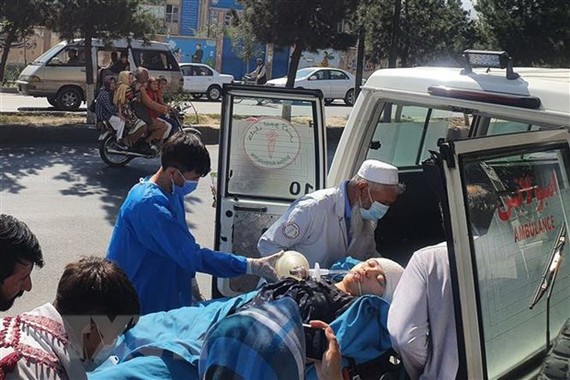 Nhân viên y tế chuyển người bị thương tại hiện trường vụ đánh bom ở khu vực Dasht-e-Barchi, thủ đô Kabul, Afghanistan, ngày 30-9. Ảnh: AFP/TTXVN