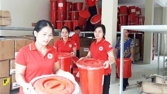 Chuyển hàng cứu trợ để giúp đỡ người dân Yên Bái khắc phục hậu quả mưa lũ