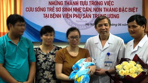 PGS.TS Vũ Bá Quyết, Giám đốc BV Phụ Sản Trung ương cùng với gia đình của bé gái bị sinh non