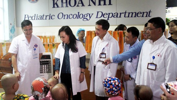 Bộ trưởng Bộ Y tế cùng với cán bộ Quỹ Ngày mai tươi sáng thăm hỏi các bệnh nhi ung thư đang điều trị tại Bệnh viện K cơ sở Tân Triều