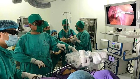 E kíp phẫu thuật của Bệnh viện Sản Nhi Quảng Ninh sử dụng cảnh tay robot để phẫu thuật nội soi cắt u tử cung cho bệnh nhân