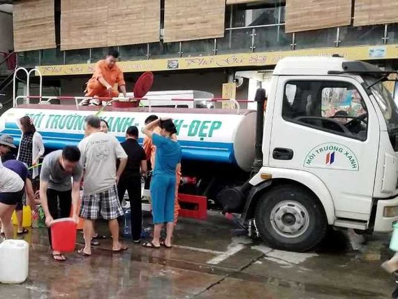 Nước sông Đà được cấp trở lại nhưng sáng nay xe téc chở nước vẫn tới một số khu dân cư ở Hà Nội để cung cấp nước sạch cho người dân
