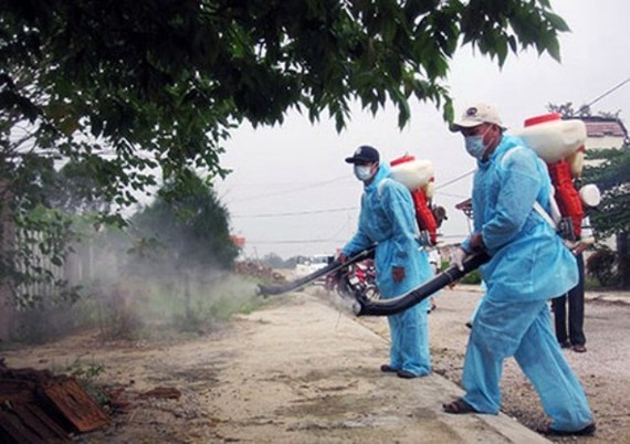 Phun thuốc diệt muỗi trong cộng đồng