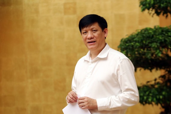 Quyền Bộ trưởng Bộ Y tế, GS.TS Nguyễn Thanh Long phân tích về chùm ca bệnh tại Hải Dương. Ảnh: Đình Nam/VGP