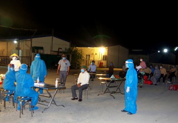 Lực lượng y tế của tỉnh Hà Nam tiến hành lấy mẫu xét nghiệm, truy vết các trường hợp liên quan tới ca mắc Covid-19 ở chùa Tam Chúc