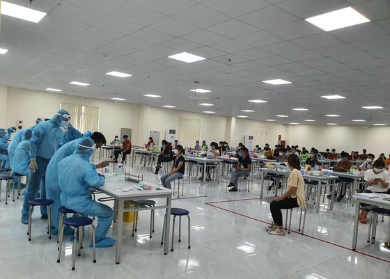 Nhân viên y tế ở Bắc Giang tập trung lấy mẫu xét nghiệm SARS-CoV-2 cho công nhân trong các khu công nghiệp 