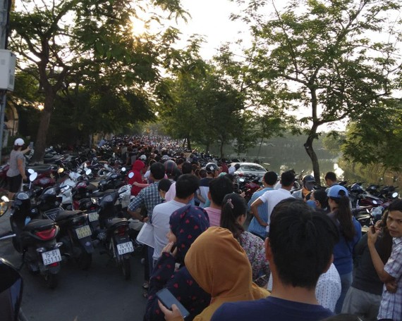 Hàng ngàn người đi đăng ký tiêm vaccine tại Huế