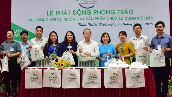 Chủ tịch UBND tỉnh Thừa Thiên - Huế trao túi vải và chai thủy tinh cho cán bộ văn phòng