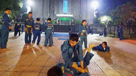 Lớp võ Vovinam do linh mục Nguyễn Văn Tuyến mời thầy về dạy cho trẻ trong vùng tại sân nhà thờ chính tòa Phủ Cam