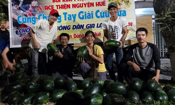 Nhóm Bùi Kim Phụng và ACE thiện nguyện Huế "giải cứu" dưa hấu giúp bà con nông dân ở Gia Lai