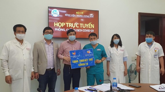 Hội Doanh Nhân trẻ tỉnh Thừa Thiên - Huế trao tặng 1.000 bộ kit thử virus Covid-19 cho Bệnh viện Trung ương Huế