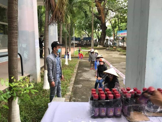 Người dân chờ nhận gạo và nhu yếu phẩm tại "ATM gạo" ở Huế
