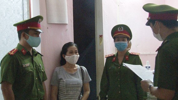 Công an đọc lệnh bắt tạm giam đối tượng Trần Thị Minh Thúy ​