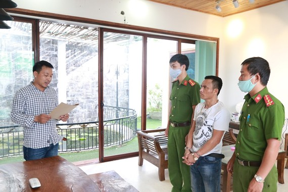 Công an đọc lệnh bắt giữ đối tượng cầm đầu Hồ Văn Phương ​