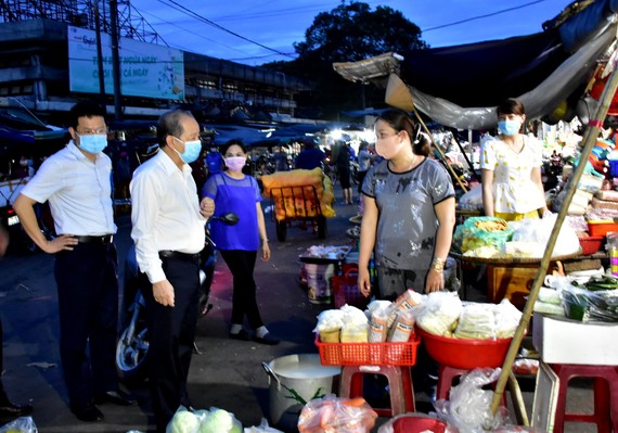 Chủ tịch UBND tỉnh Thừa Thiên - Huế trò chuyện và căn dặn tiểu thương chợ Đông Ba thực hiện nghiêm các biện pháp phòng tránh dịch Covid-19 ​