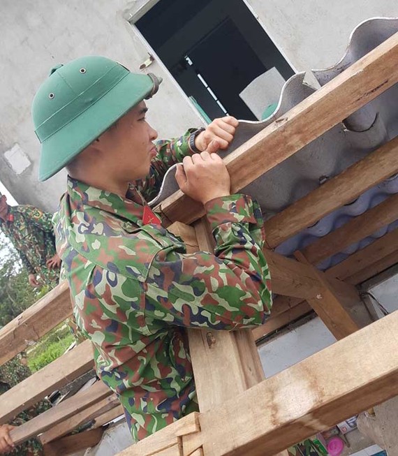 Bộ đội giúp dân lợp lại mái nhà bị gió bão đánh tốc ở huyện Phong Điền, tỉnh Thừa Thiên - Huế ​