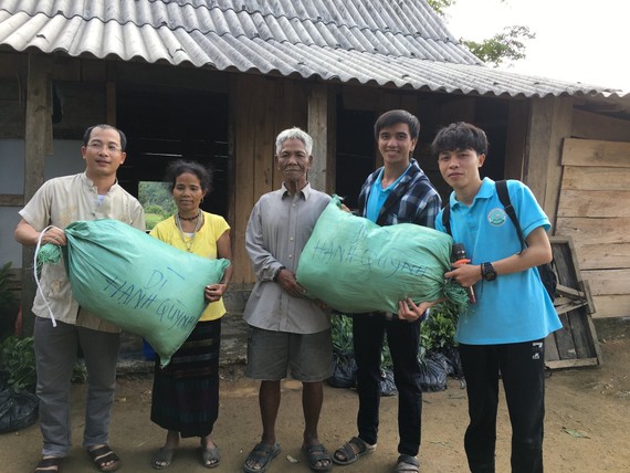 Nguyễn Văn Nhã (thứ 2 từ phải qua trái) trong một lần tham gia đoàn cứu trợ người nghèo vùng cao