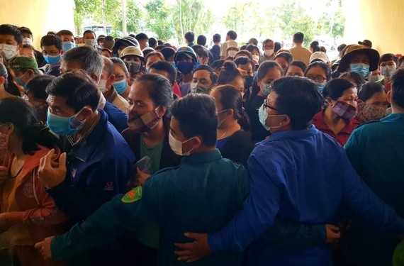 Công an và bảo vệ dân phòng không thể ngăn được dòng người đổ vào khu vực tiêm vaccine Covid-19 đặt  tại Trung tâm Thể thao tỉnh Thừa Thiên – Huế vào chiều 26-10. ​