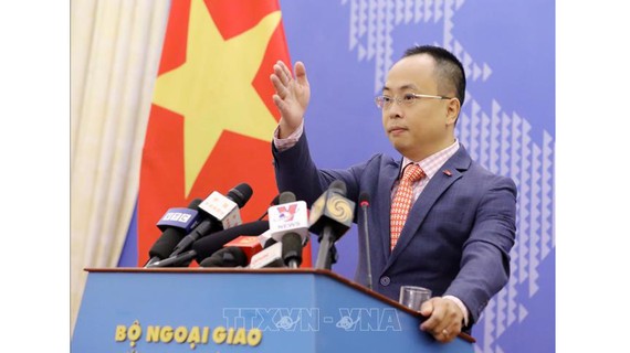 Phó Phát ngôn Bộ Ngoại giao Đoàn Khắc Việt tại buổi họp báo. Ảnh: TTXVN