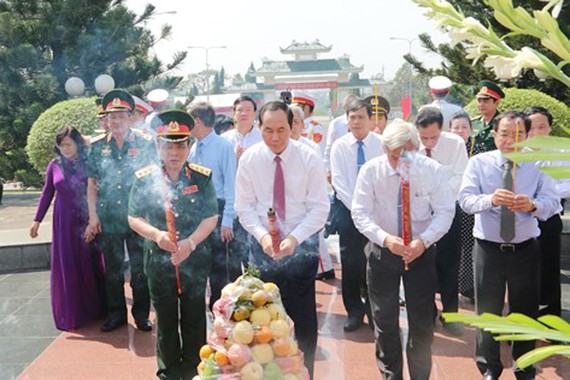  Chủ tịch nước Trần Đại Quang dâng hương tại Nghĩa trang liệt sĩ tỉnh Đồng Nai