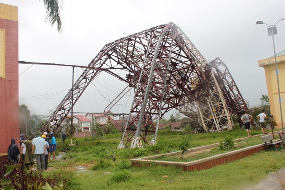Hiện trường cột truyền sóng Đài Truyền thanh truyền hình thị xã Kỳ Anh, tỉnh Hà Tĩnh bị đổ sập