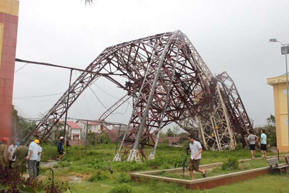 Cột tháp truyền hình cao khoảng 100m tại thị xã Kỳ Anh, tỉnh Hà Tĩnh bị bão làm đổ sập ngày 15-9-2017