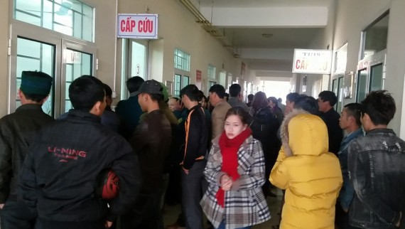 Nhiều người nhà của các em học sinh bị bỏng đã có mặt tại Bệnh viện Đa khoa tỉnh Hà Tĩnh