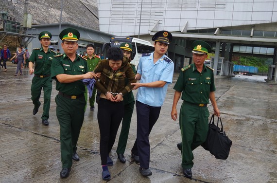 Lực lượng chức năng bắt giữ Nguyễn Thị Hà Vân khi đang vận chuyển trái phép ma túy vào Việt Nam