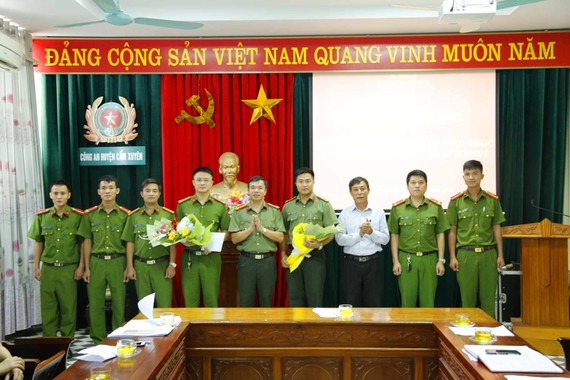 Lãnh đạo Công an tỉnh Hà Tĩnh trao thưởng cho ban chuyên án