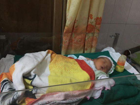Bé trai sơ sinh đang được chăm sóc tại bệnh viện