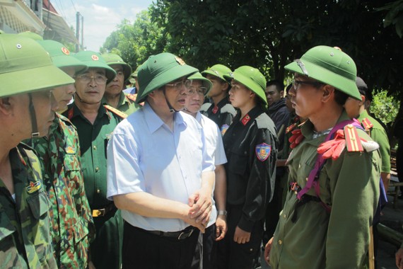 Đồng chí Phạm Minh Chính thăm hỏi, động viên các lực lượng chức năng đang làm nhiệm vụ chữa cháy rừng tại huyện Nghi Xuân, tỉnh Hà Tĩnh