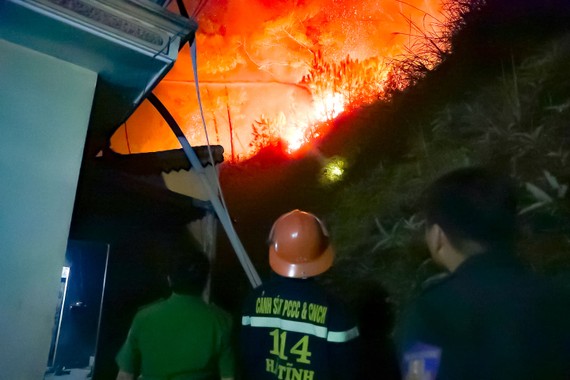 Lực lượng chức năng nỗ lực khống chế đám cháy rừng trong đêm