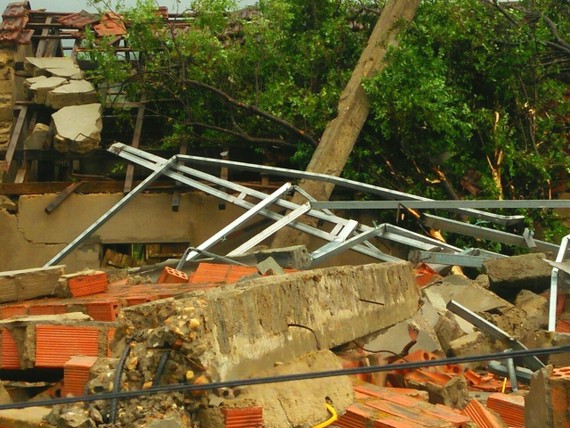Nhà dân ở xã Kỳ Hoa, thị xã Kỳ Anh, tỉnh Hà Tĩnh bị thiệt hại nặng do trận lốc xoáy