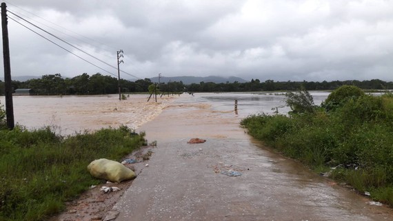 Nhiều tuyến đường ở huyện Hương Khê, Hà Tĩnh bị ngập lụt, chia cắt